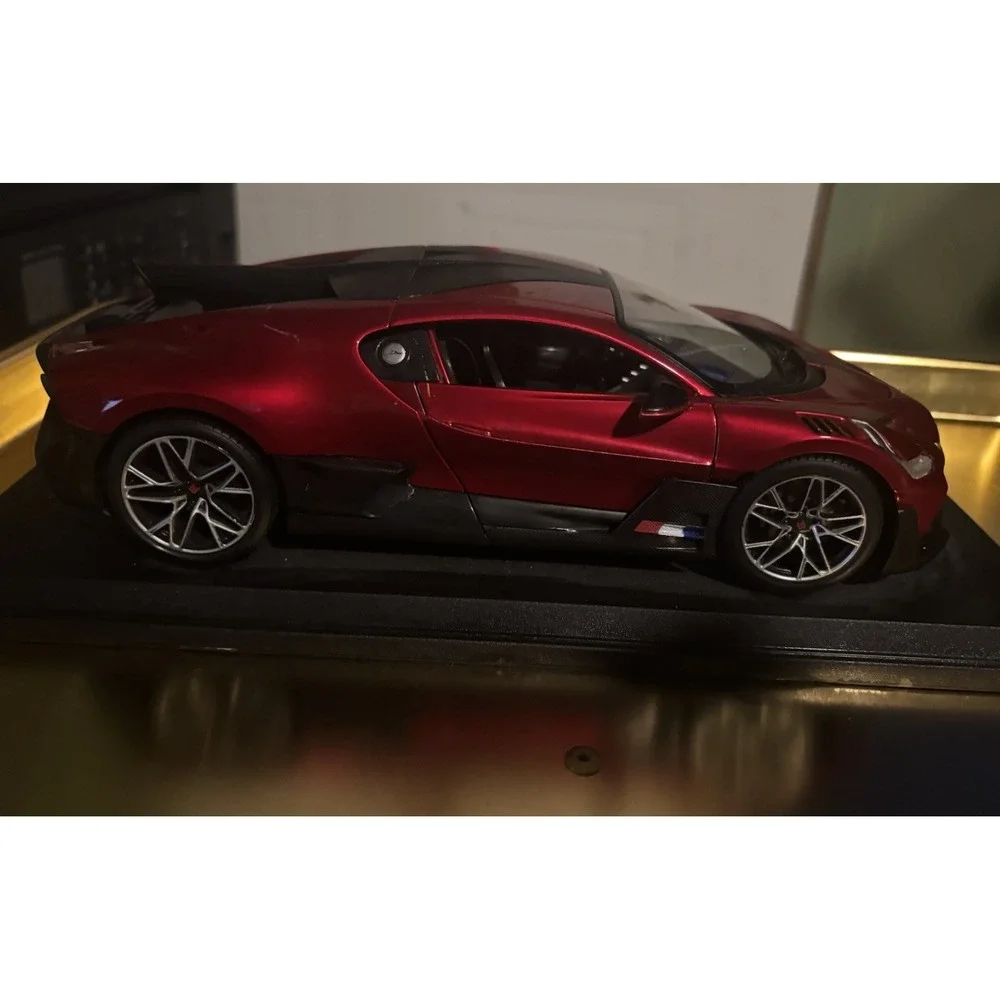 Maisto 1/18 Scale Diecast Bugatti‎ Divo - Red/Black